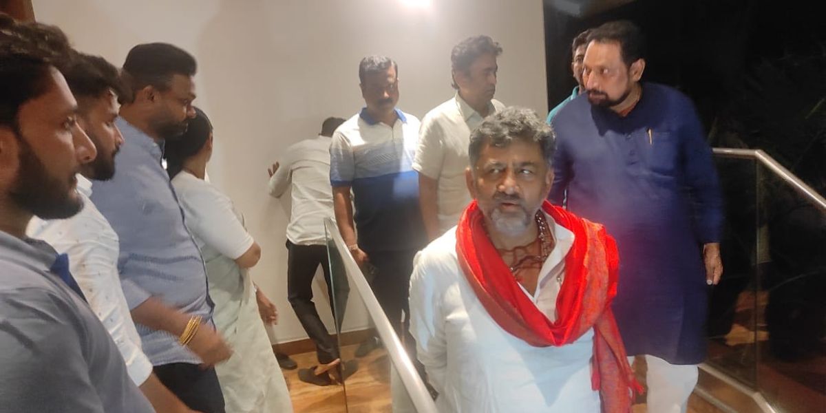 Deputy Chief Minister DK Shivakumar held talks with Athani MLA Laxman Savadi at Belagavi on Tuesday. (Supplied)