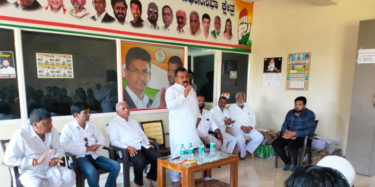 Manickam Tagore speaking at a meeting. (Twitter)