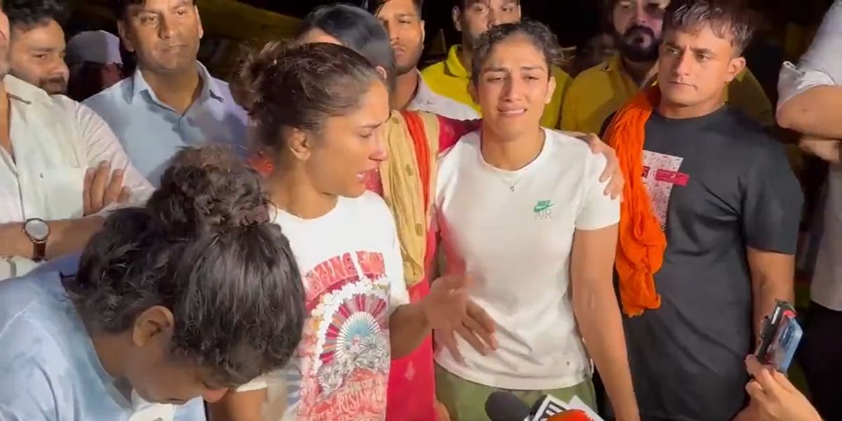 The wrestlers protesting at Jantar Mantar speaking with media. (Screengrab)
