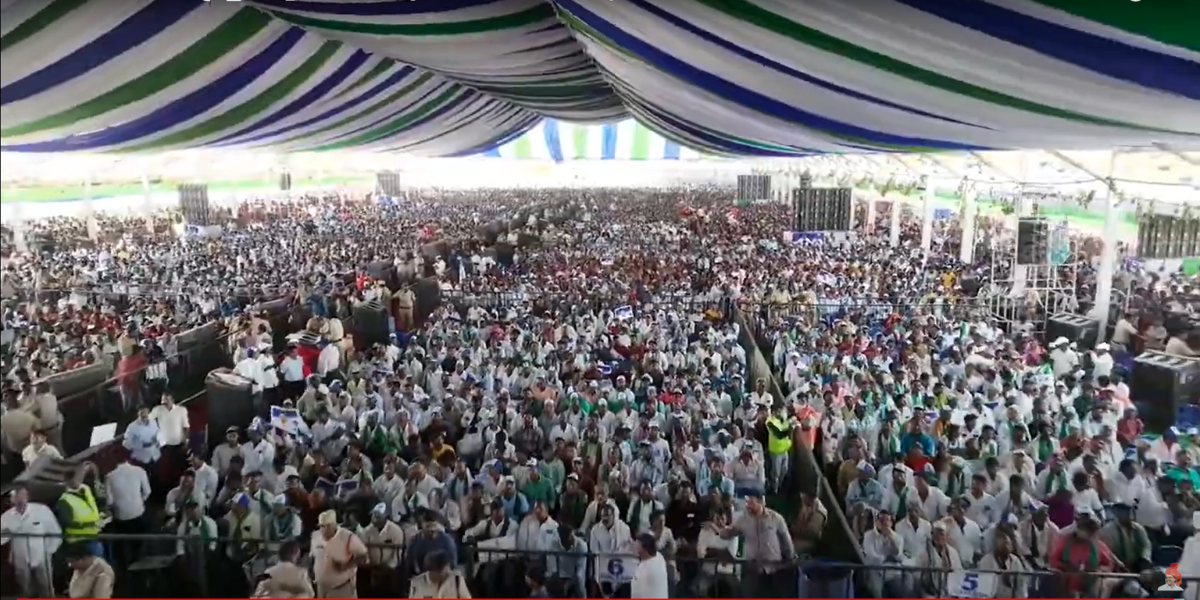 The public gathering at the YSCRP meeting at Pathikonda in Kurnool district. (Screengrab/Twitter)