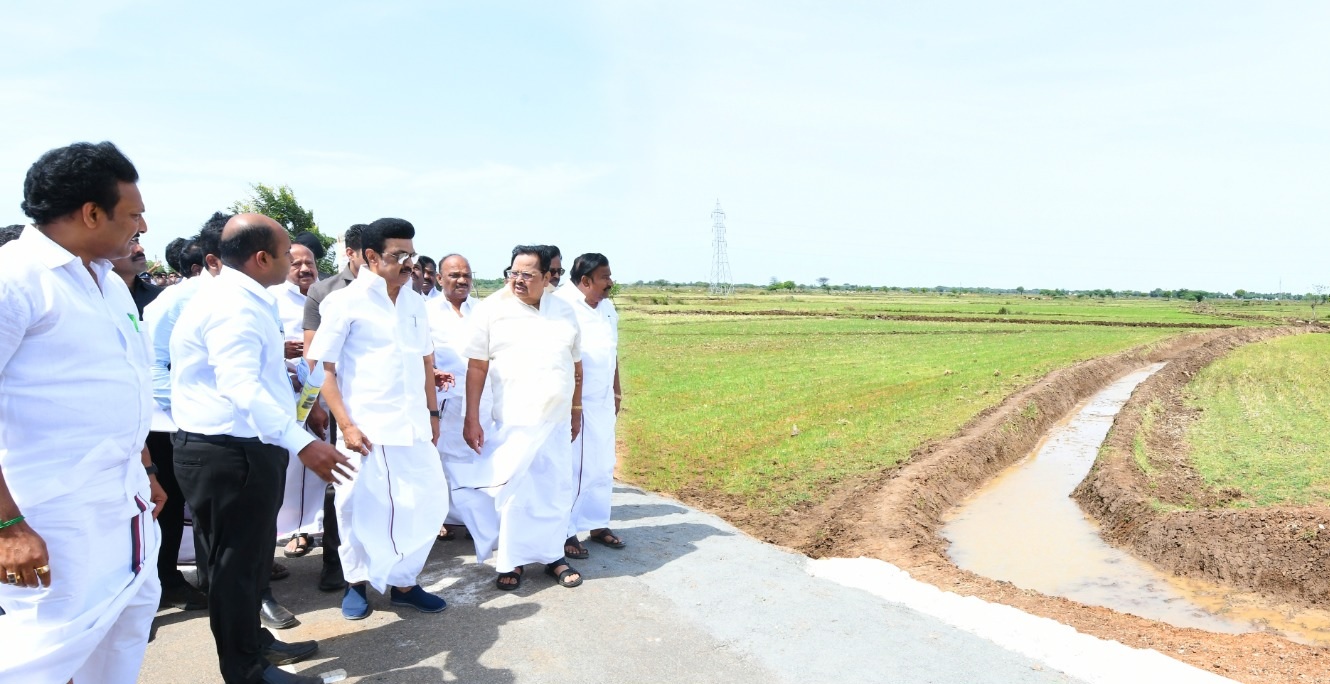 On a two-day trip to Tiruchy and Thanjavur, Stalin inspected the desilting works of the water bodies and the irrigation channels. (Supplied)