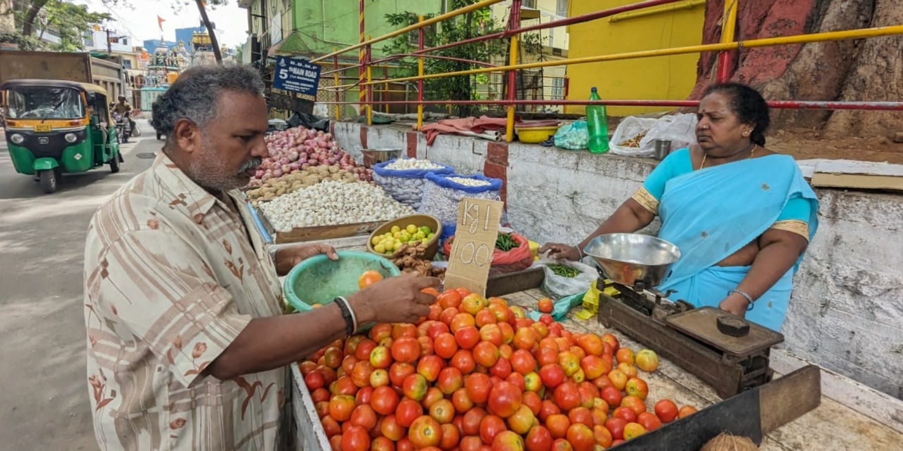 The price of tomatoes has breached ₹100 per kg in most of the states in Southern India. (South First)