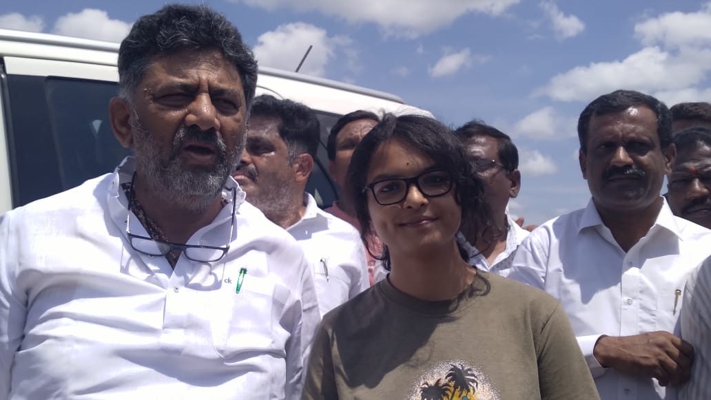 A local resident Rachna Ravikiran with DCM DK Shivakumar at the Hoskerehalli lake on Friday