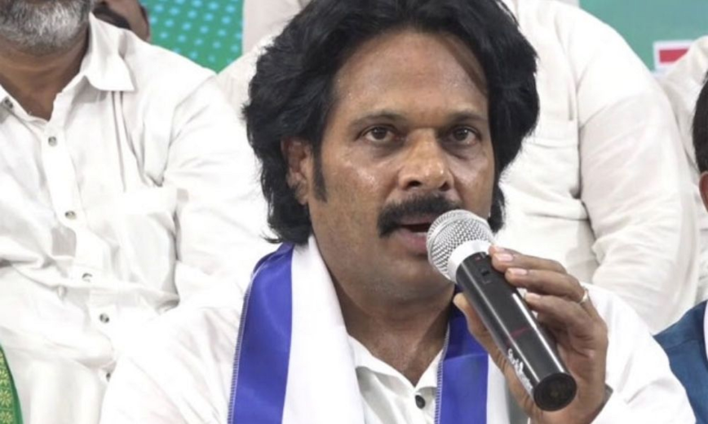 Visakhapatnam police heroically rescue MP MVV's wife, son and auditor, 3 accused absconding