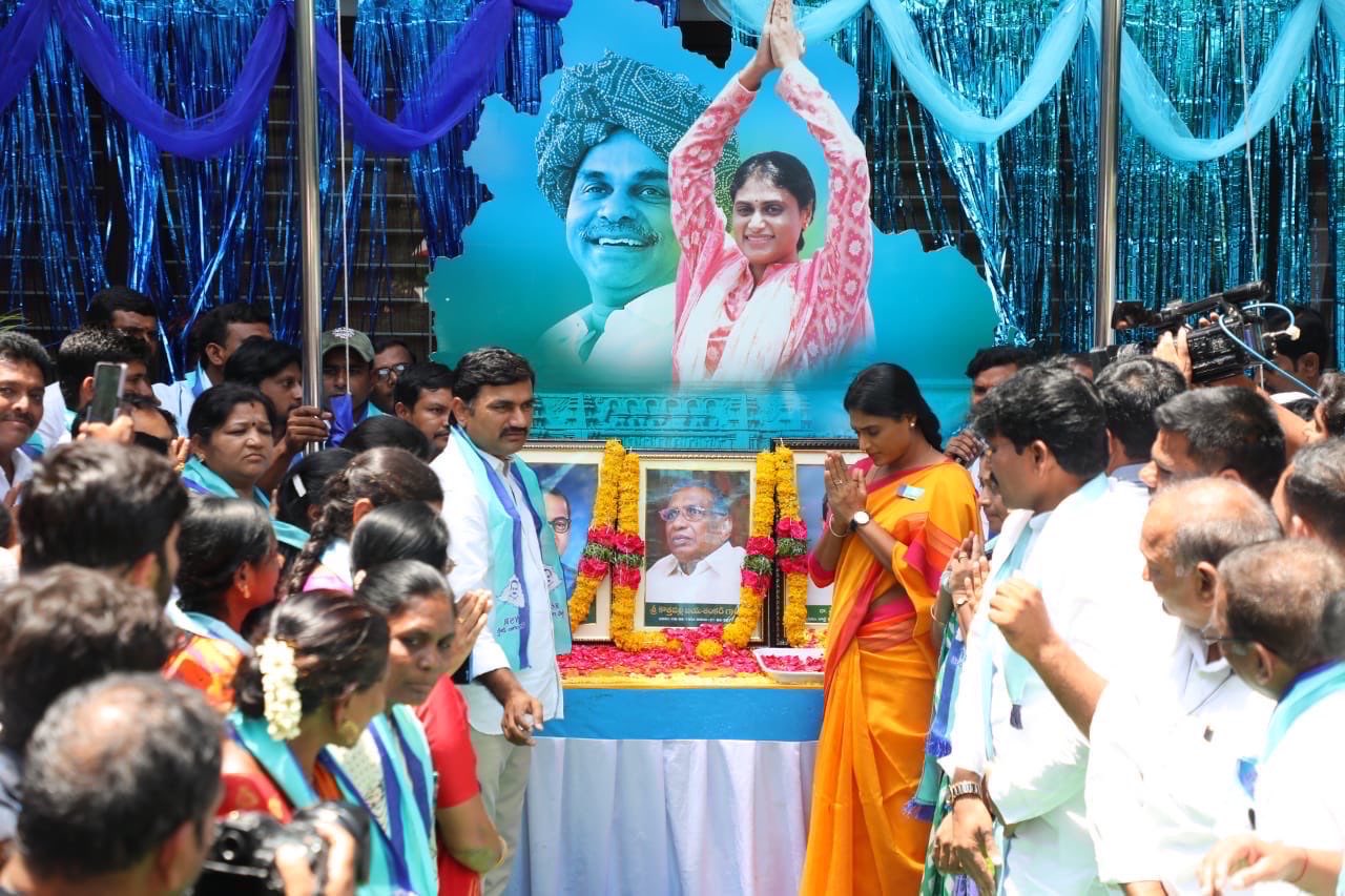 YS Sharmila YSRTP merger plan with Congress