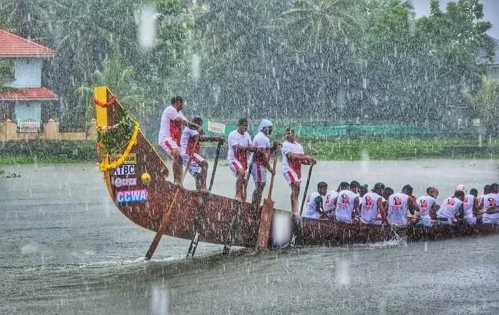 KTBC Snakeboat during heat race (supplied/Boat Race Club)