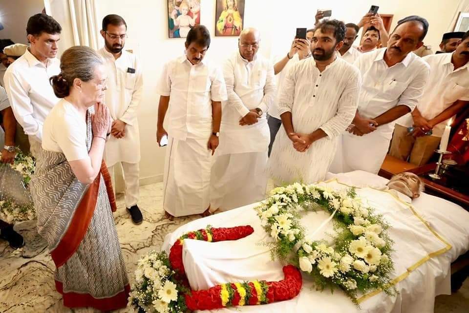 Sonia Gandhi paid tributes to Oommen Chandy in Bengaluru