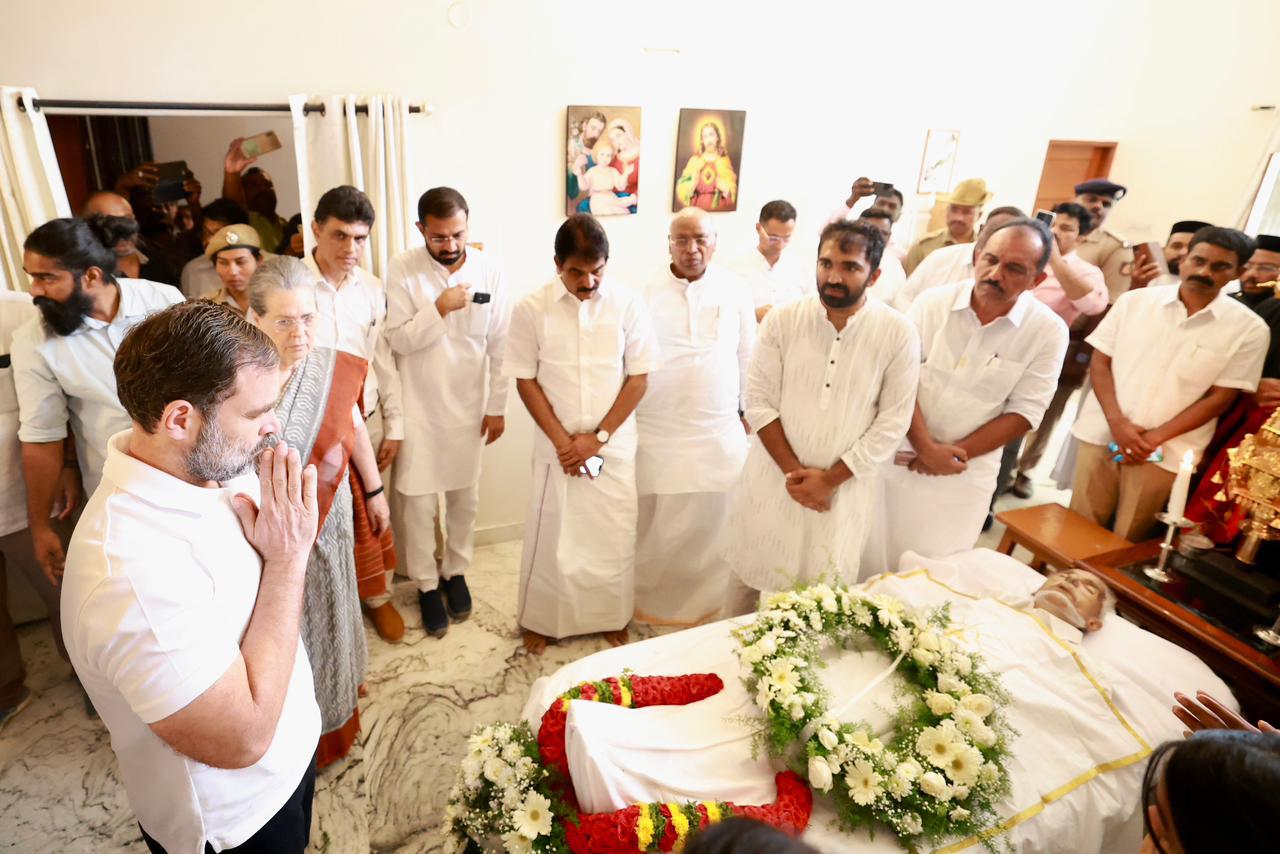 Senior Congress leaders paying homage to former Kerala Chief Minister Oommen Chandy. (Supplied)