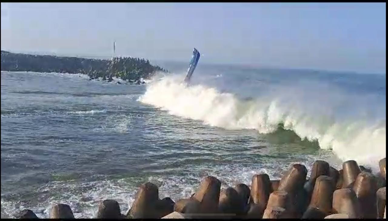 A strong wave tossed and capsized a fishing boat with six men at Muthalapozhi harbor in Thiruvananthapuram. (Screegrab)