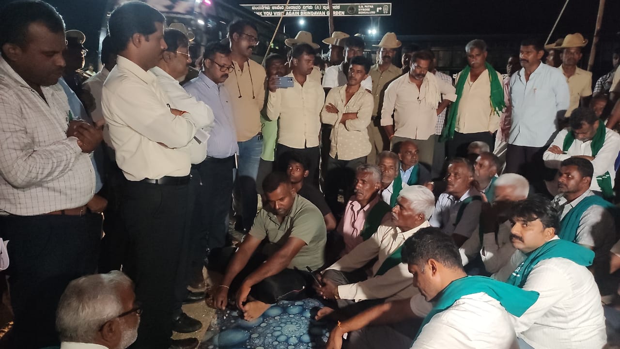 The officials of Mandya district administration tried to convince Melukote MLA Darshan Puttannaiah to withdraw his protest in front of KRS dam. (Supplied)