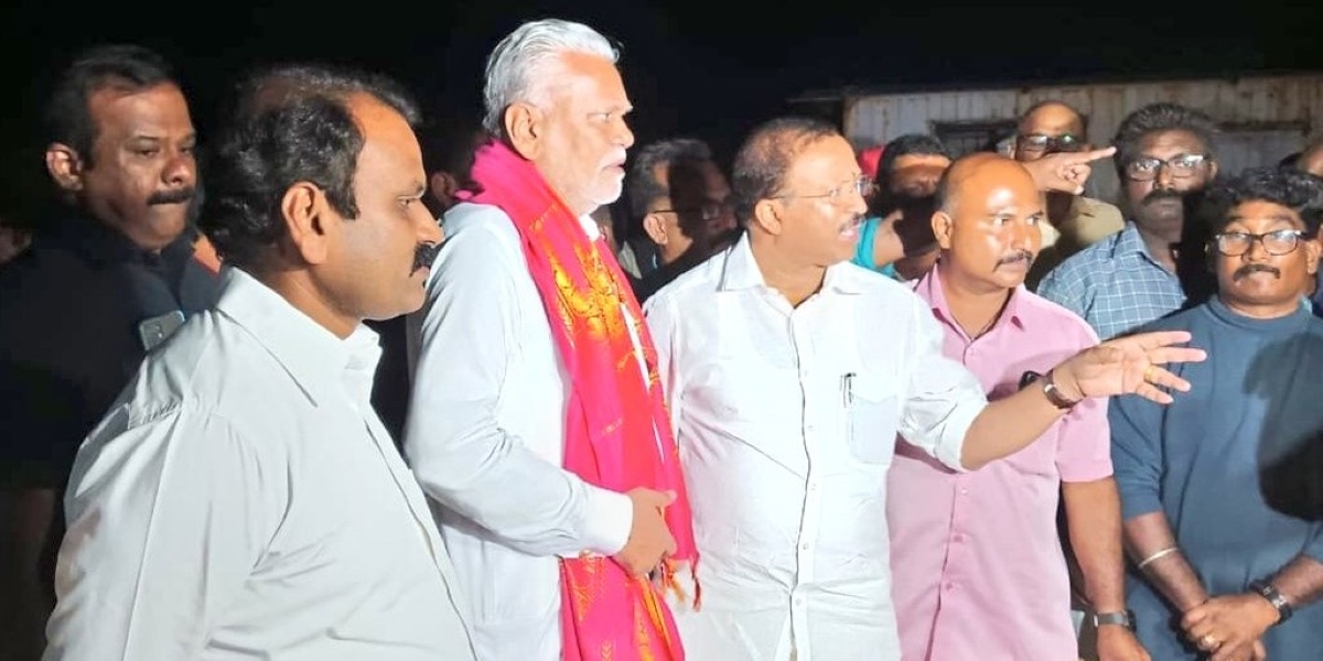 Union ministers during their visit to Muthalapozhi.