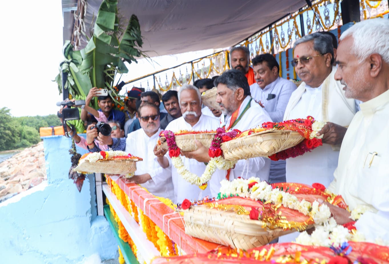 Chief Minister Siddaramaiah and Deputy Chief Minister DK Shivakumar offered bagina to Krishna River at Lal Bahadur Shastri Water Reservoir at Almatti, Vijayapura, on Saturday. (Supplied)