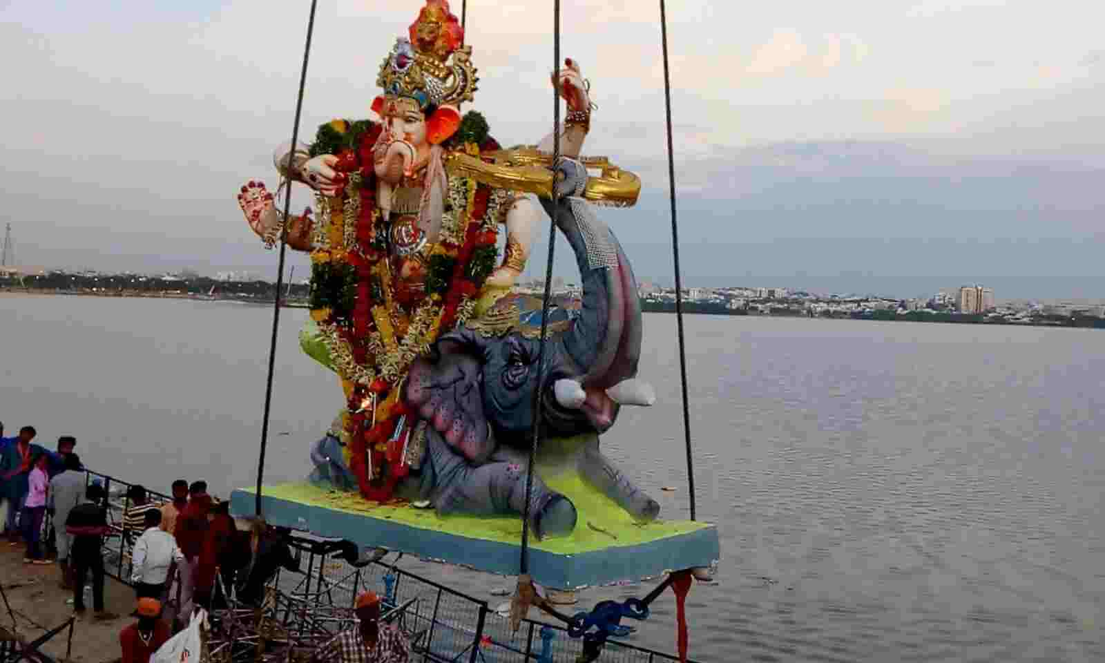 While immersion of PoP idols are banned by the high court, environmentalists question why clay idols are being permitted. (Creative Commons)