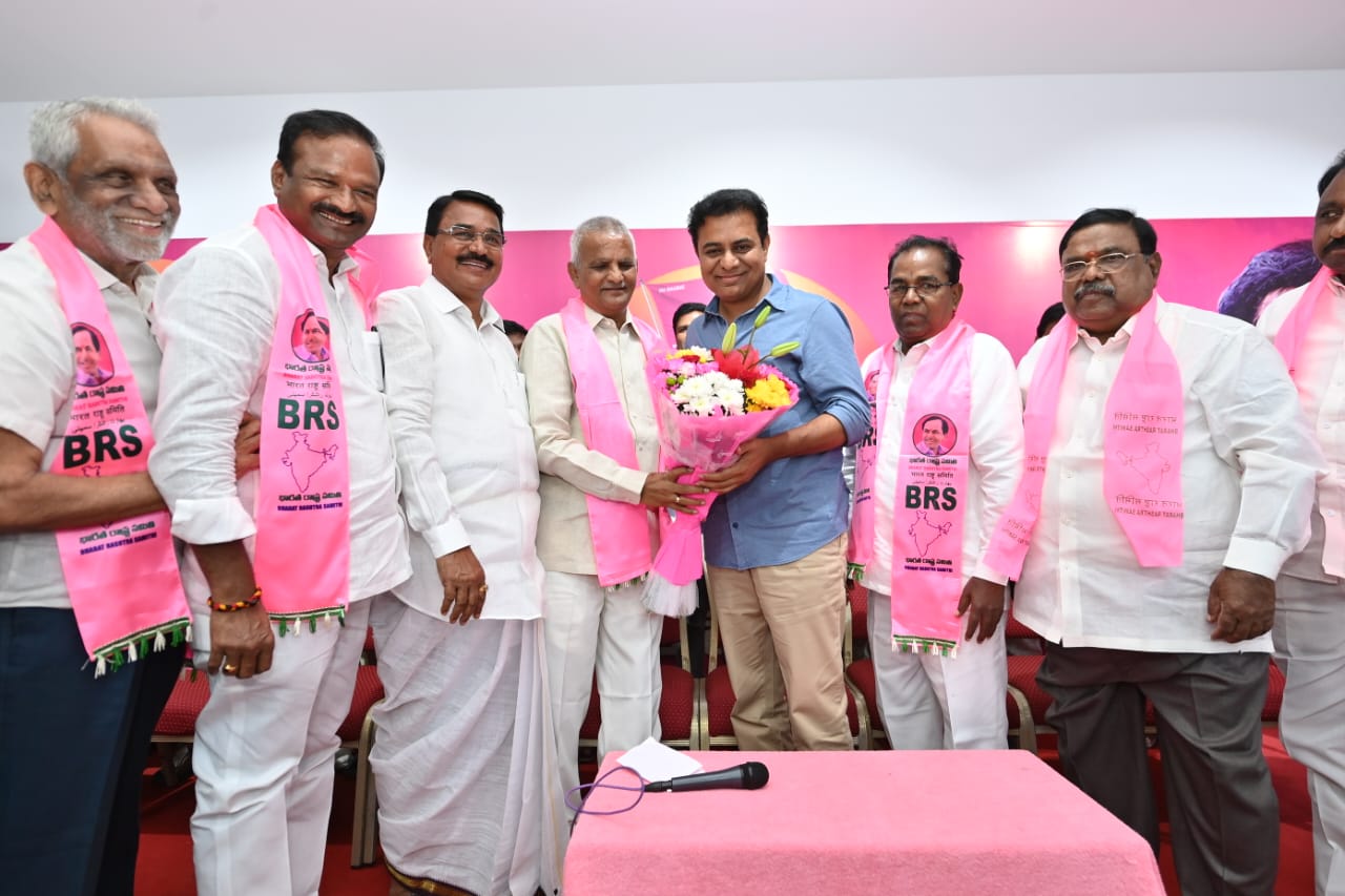 BRS working president KT Rama Rao welcomed Ravula Chandrasekhar Reddy to the party. (X)