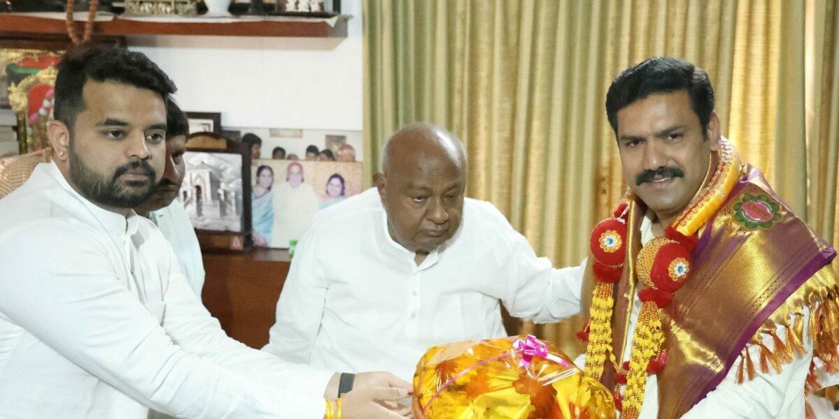 BY Vijayendra with Deve Gowda