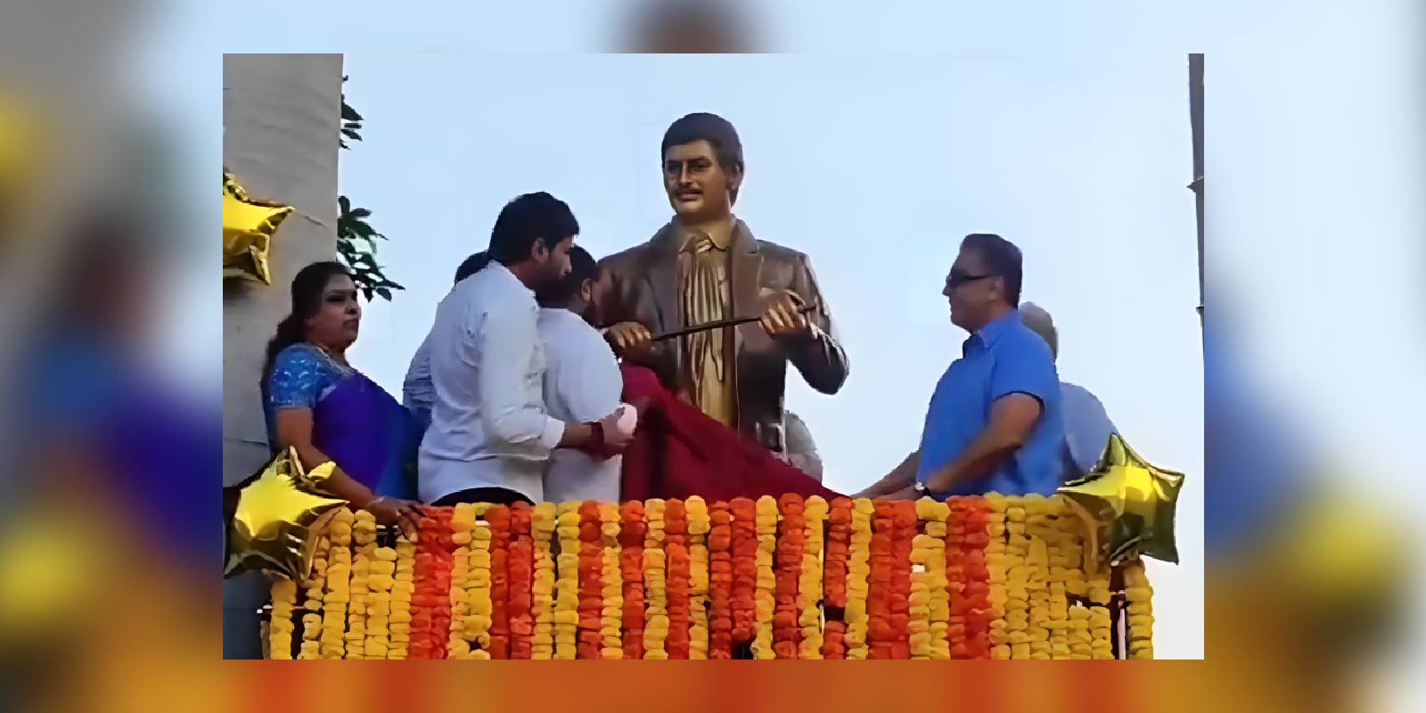 Kamal Haasan unveiling Krishna's statue