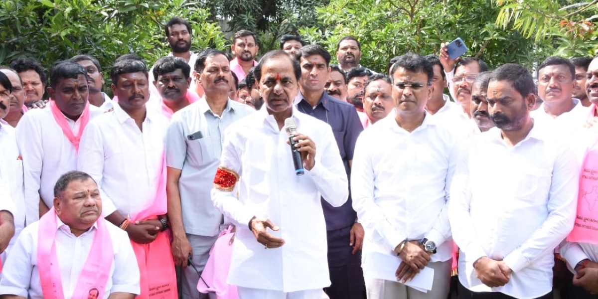 BRS chief K Chandrashekar Rao welcomes former Telangana TDP chief Kasani Gnaneshwar Mudiraj (seated) into his party on Friday, 3 November, 2023. (Supplied)