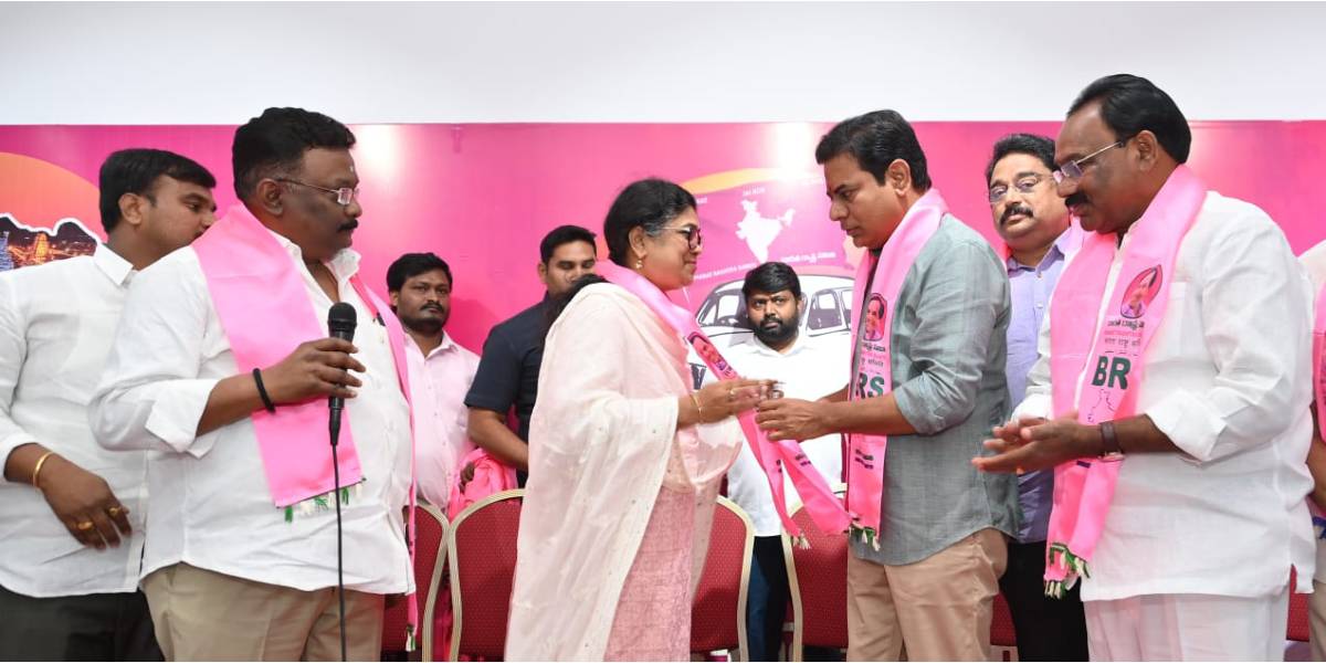 Congress leader Palvai Sravanthi, who contested the Munugode by-election, joins BRS