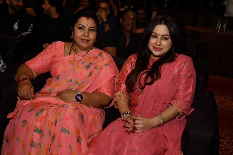 Priyanka Upendra, Thara at players' auction for Karnataka Chalanachitra Cup