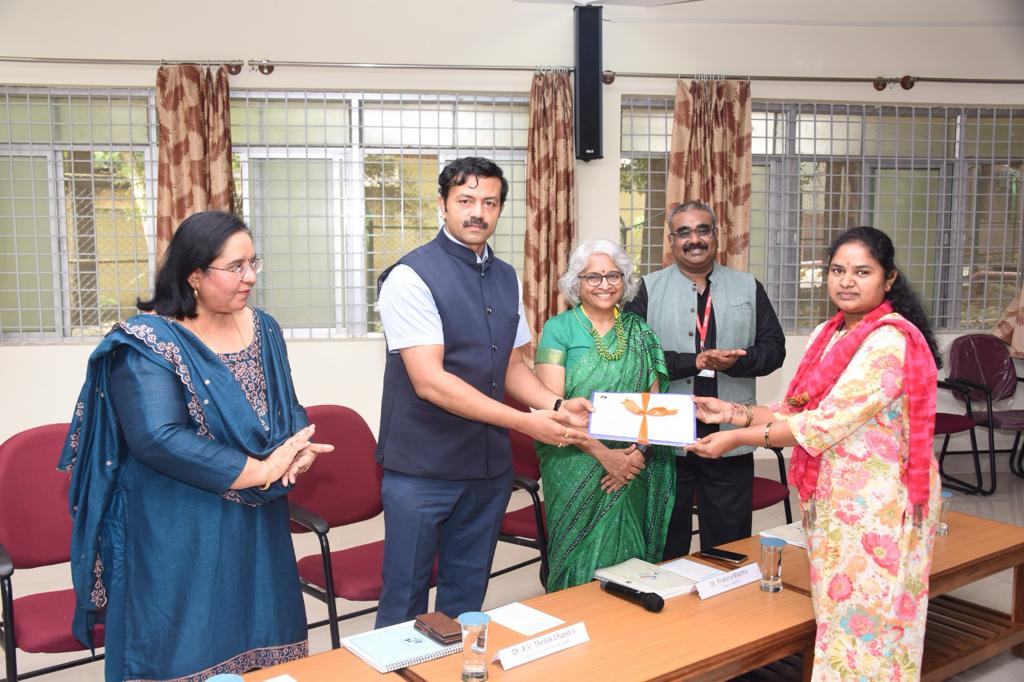 Dr KV Thrilok Chandra handing over the certificate to one of the participants. (Supplied)