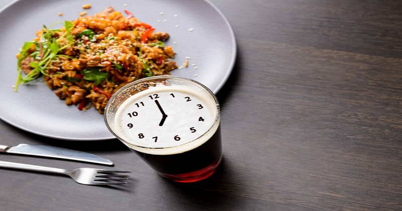 Eating dinner at 7 pm has many benefits for the body. (Creative Commons)
