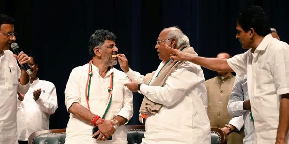 DK Shivakurmar with Mallikarjun Kharge