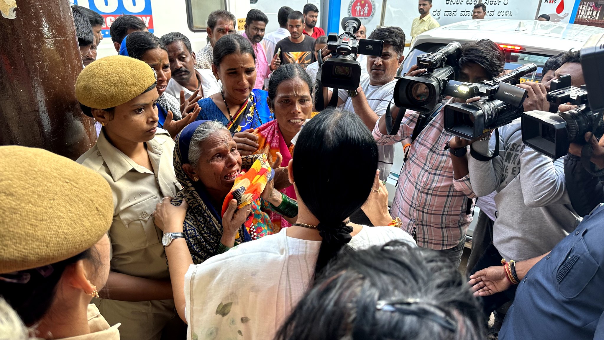 Minister Laxmi Hebbalkar interacting with the family and relatives of the victim instilling them with courage