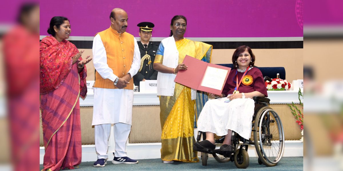 Swarnalatha J was diagnosed with Multiple Sclerosis in 2009. She was conferred with the National Award on 3 December. (Twitter - @rashtrapatibhvn)