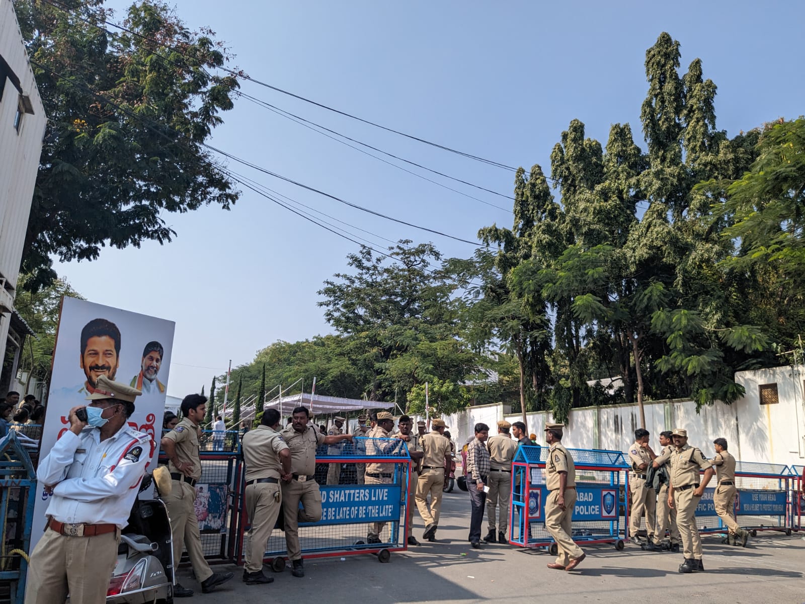 Police clearing the crowds by 12pm in the afternoon only (Deepika Pasham/ South First)
