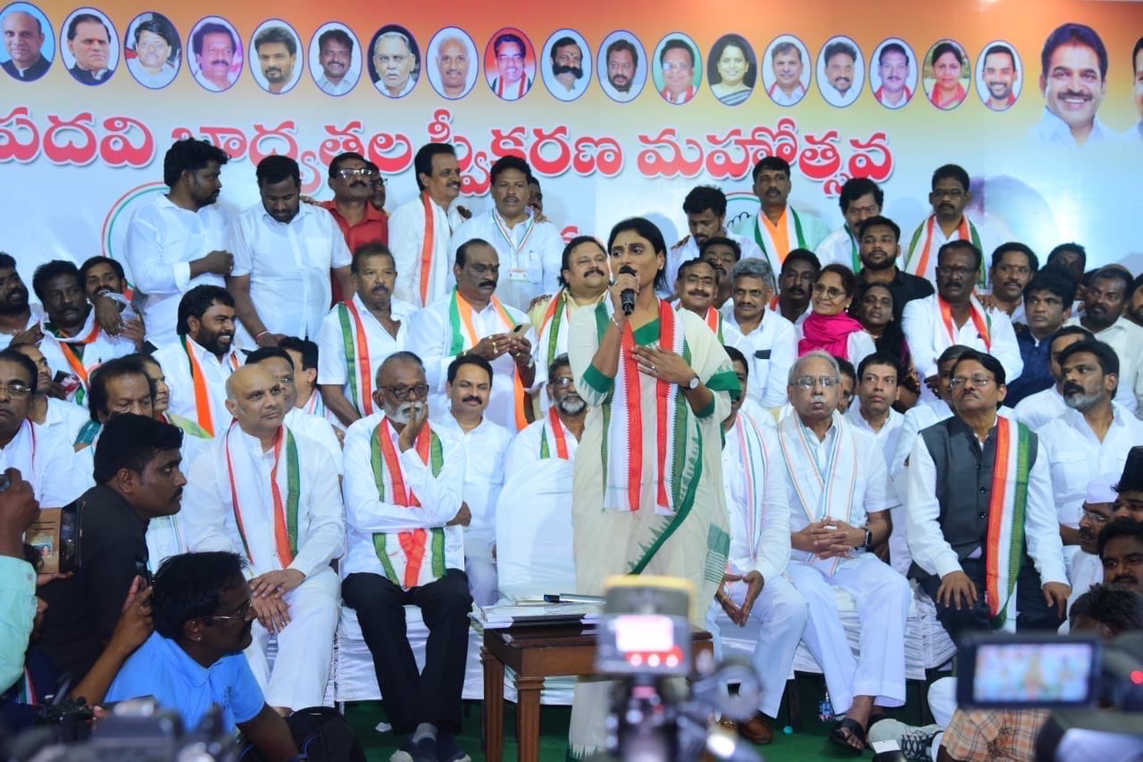 YS Sharmila assuming the charge as Congress chief. (Supplied)