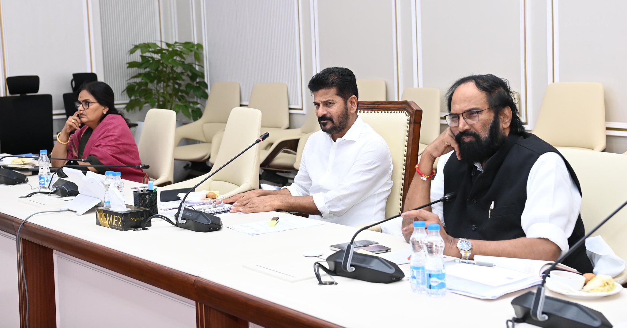 CM Revanth Reddy at a review meeting with the Irrigation Department. (X)