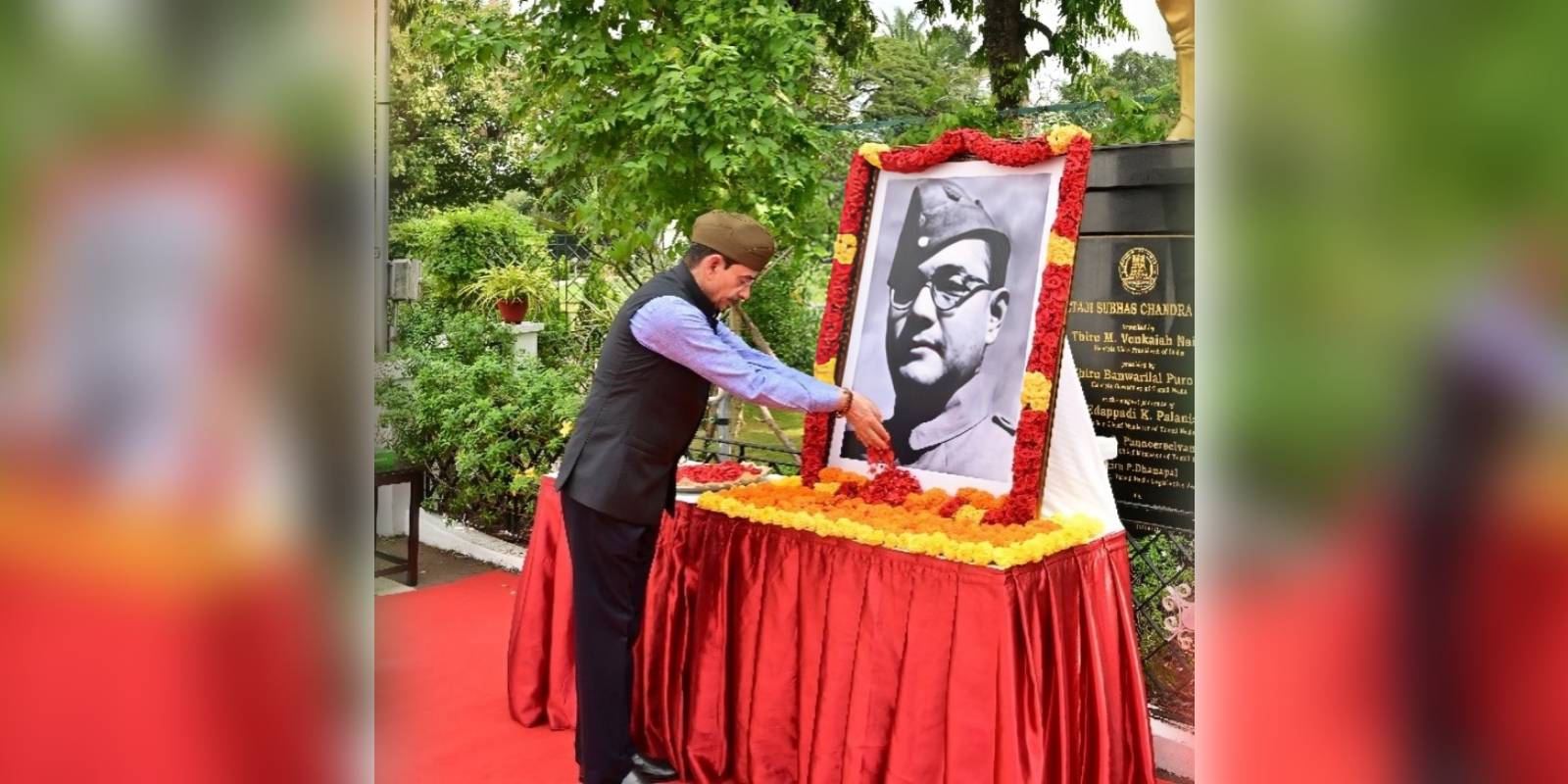Governor RN Ravi paying tributes to Netaji Subash Chandra Bose