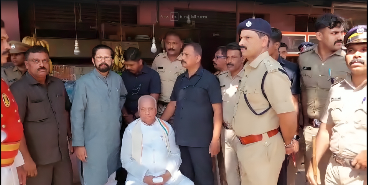 Governor Khan staged a roadside protest against SFI protestors in Kollam. (Screengrab)