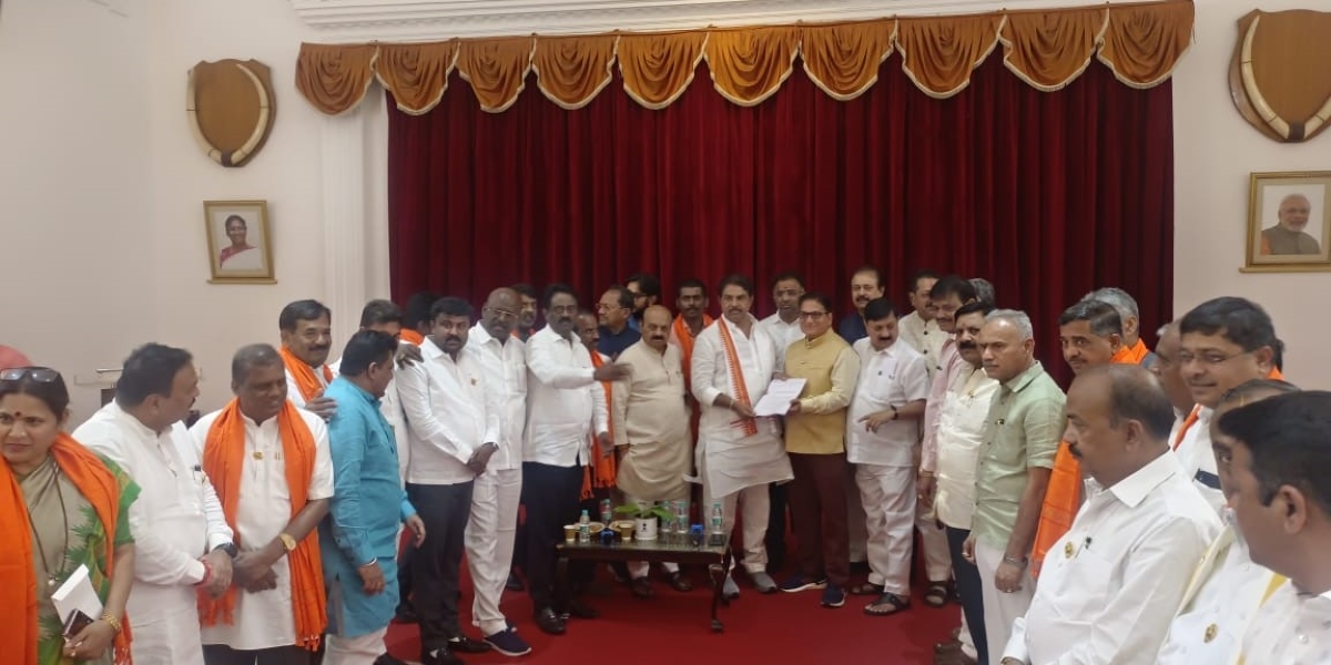 BJP leaders submitting a memorndum to state Governor. (X)