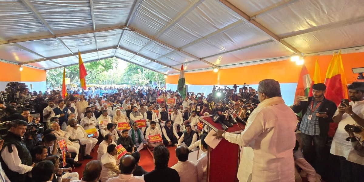 CM Siddaramaiah addressing the protest in Jantar Mantar