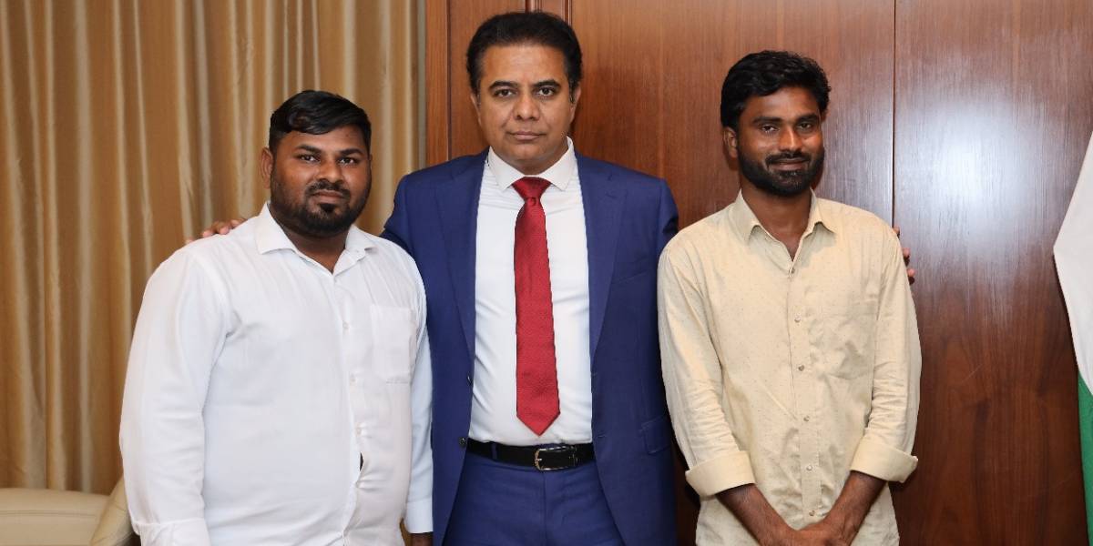 Shivarathri Srinivas (left) with former Telangana minister KT Rama Rao (centre) in Dubai.