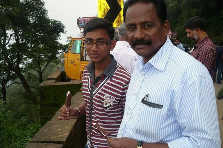 A December 2011 photograph of TP Chandrasekharan with his son Abhinand. (Supru/Wikimedia Commons)