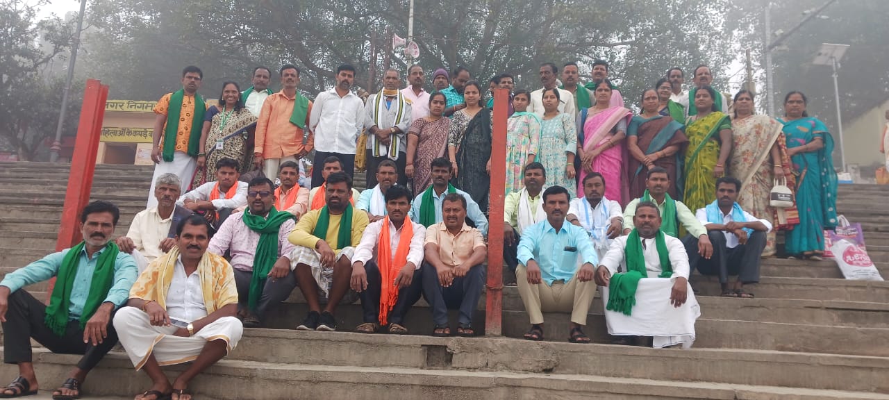 Karnataka farmers in Uttar Pradesh’s Ayodhya after abandoned by Madhya Pradesh police. (Supplied)