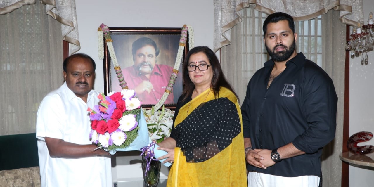 JD(S) state chief and former CM HD Kumaraswamy called on Mandya incumbent MP Sumalatha Ambareesh in Bengaluru on Sunday, 31 March, 2024.