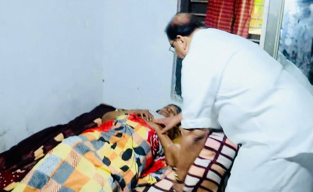 Kerala PCC president K Sudhakaran consoling Shaji's mother at their house in Kannur. (X)