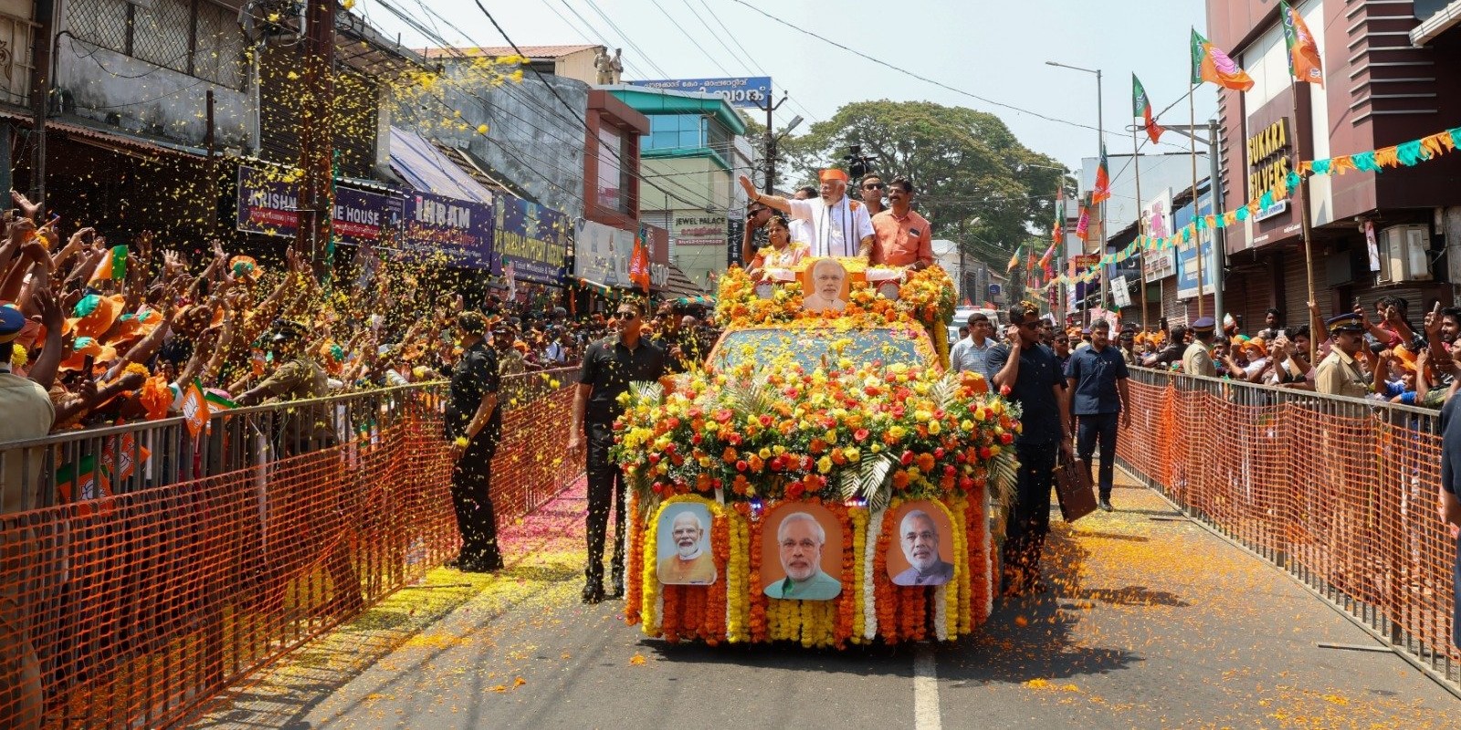 Modi during a roadshow in Palakkad. (X)