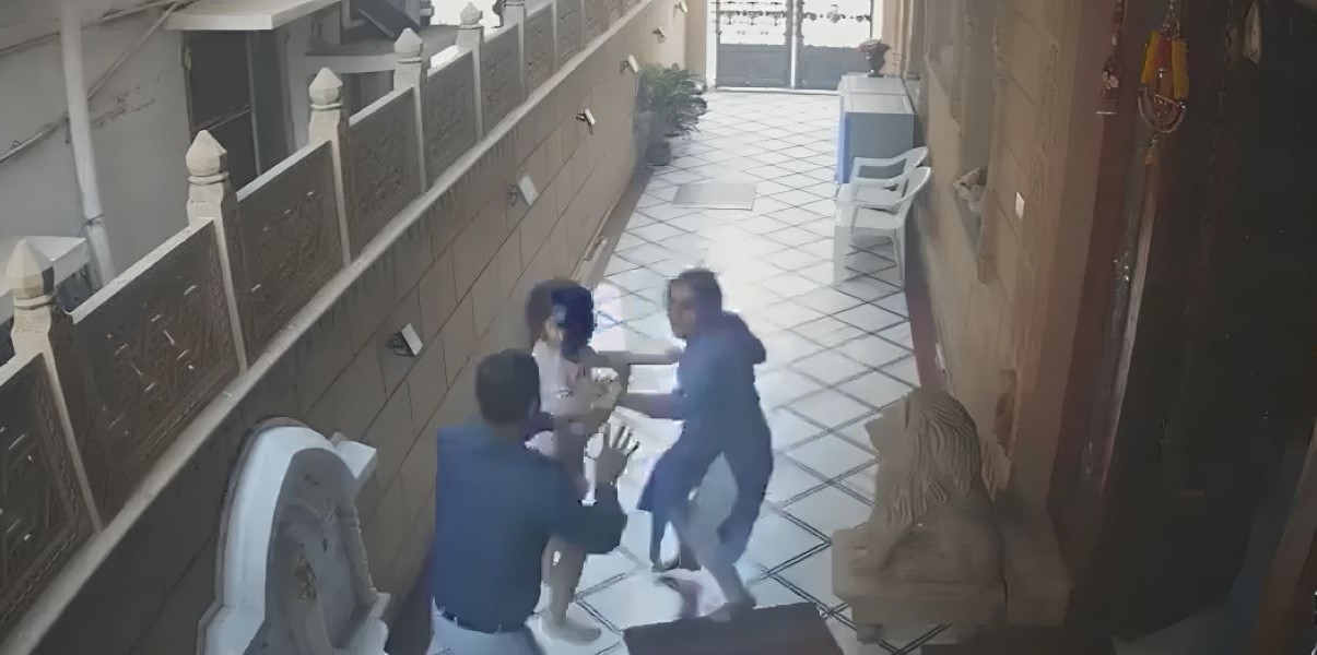 Mother daughter duo fight with robbers
