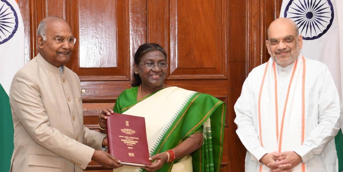 Ram Nath Kovind submitting the report to the President