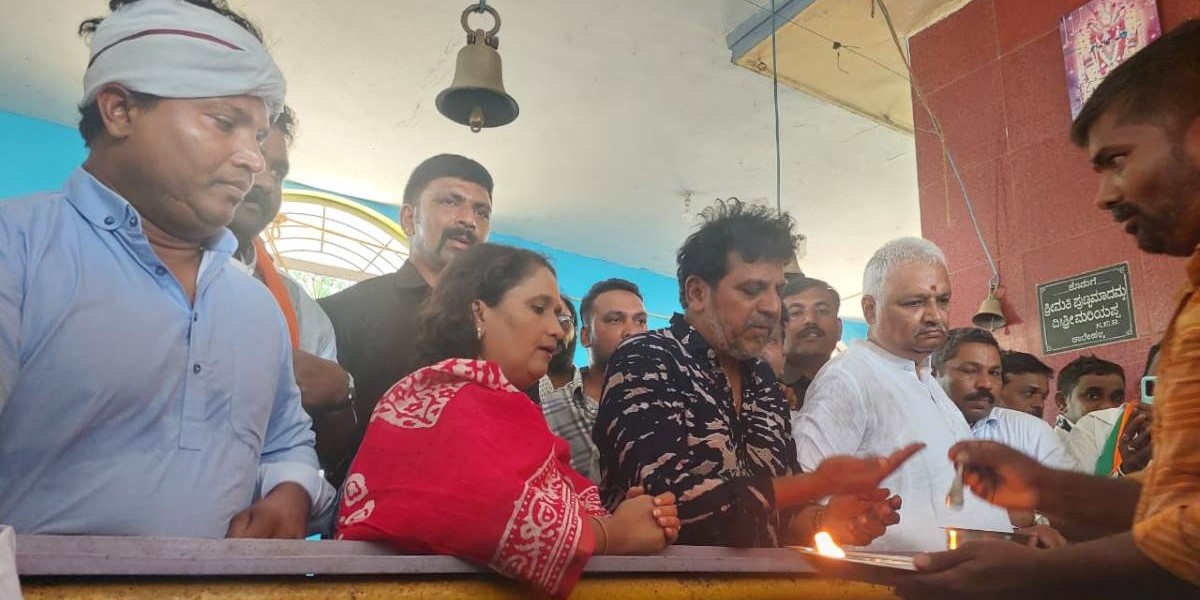 Shivarajkumar with Geeta Rajkumar on Campaign trail