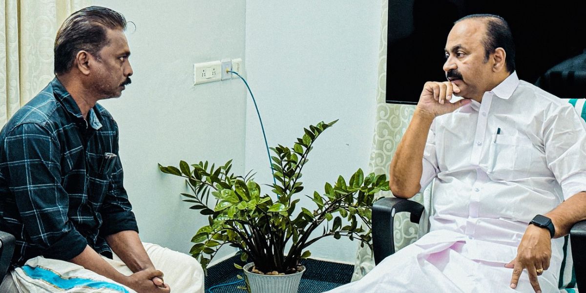 Sidharthan's father Jayaprakash meeting VD Satheesan. (Facebook)