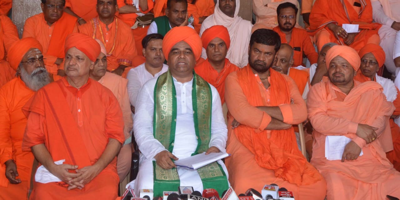 Sirahatti-Balehosur Mutt Pontiff Dingaleshwar Swami to contest from Dharwad. (Supplied)
