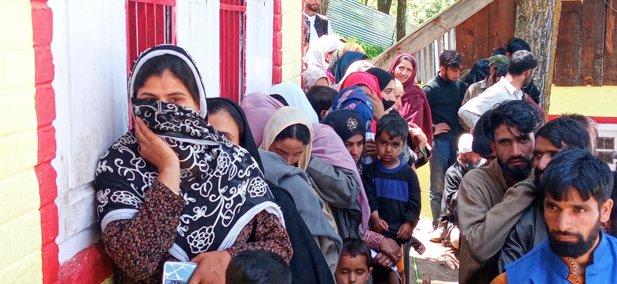 Voters in large numbers queued up in Anantnag-Rajouri PC to cast their votes. (ECISVEEP/X)