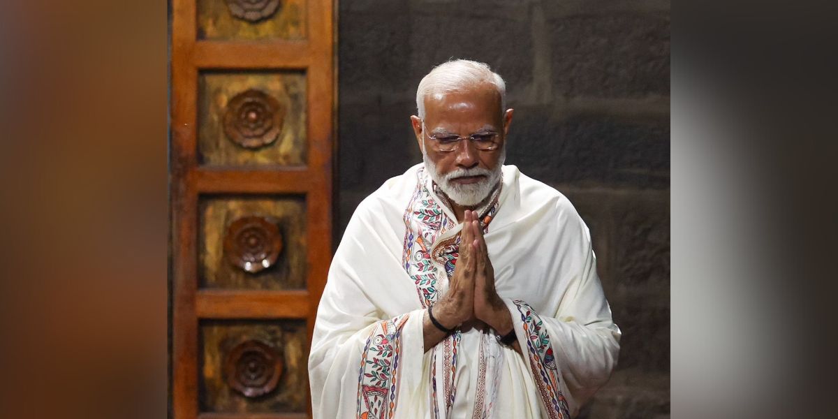 Modi praying in Kanniyakumari. (X)