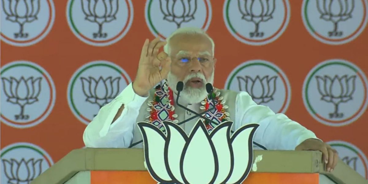 Narendra Modi speaking in Warangal.