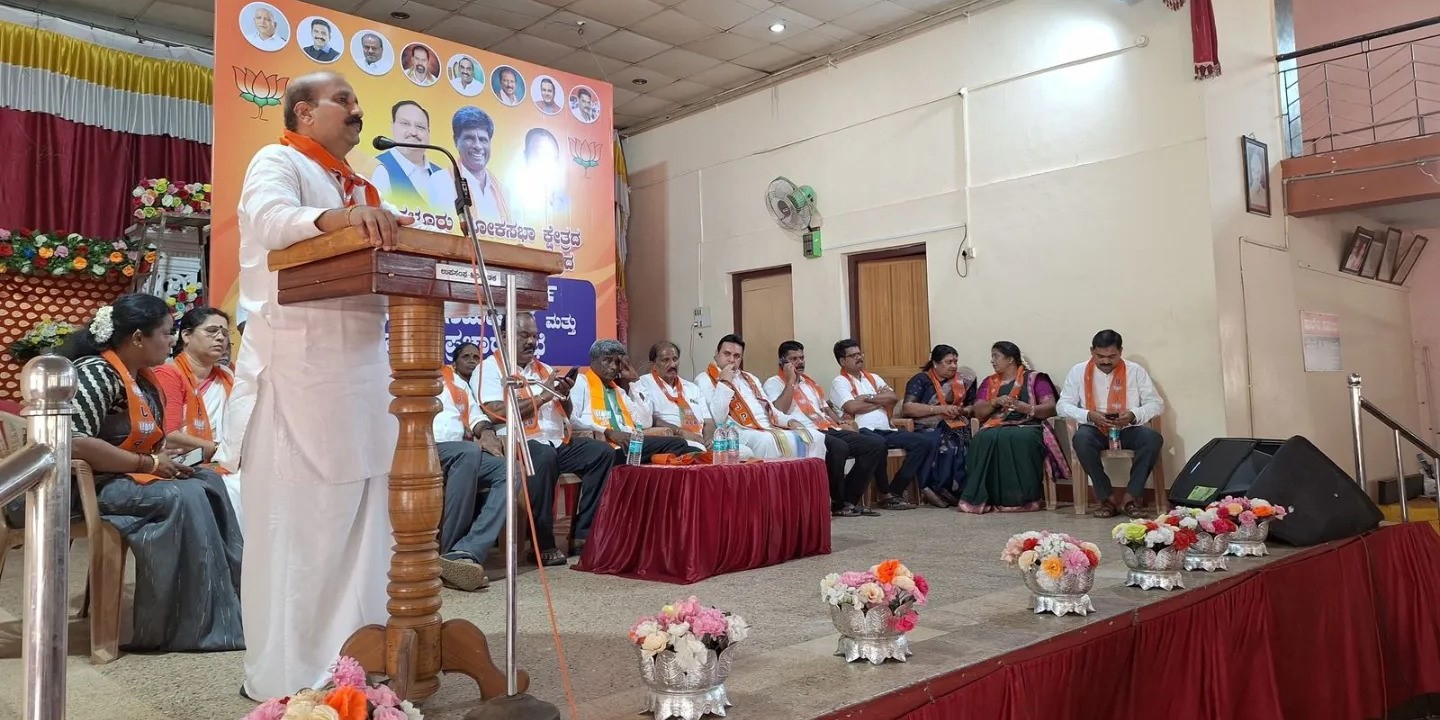 Raghupathi Bhat speaking during a function. (Facebook)